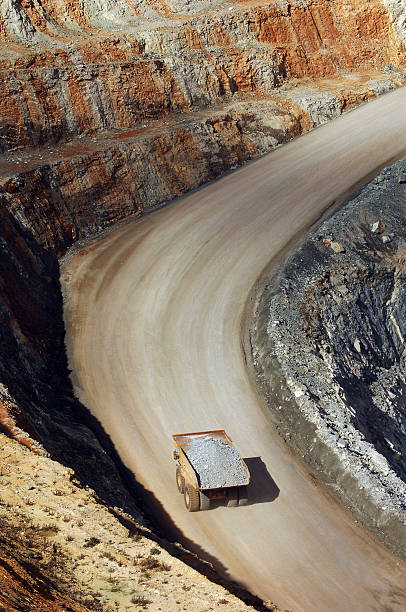 vue de haut de gamme, transport de camion transportant précieux. - haulpak photos et images de collection