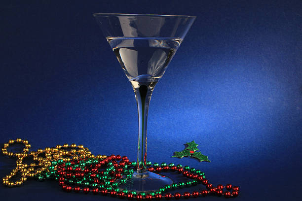 christmas koktajl - martini cocktail christmas blue zdjęcia i obrazy z banku zdjęć