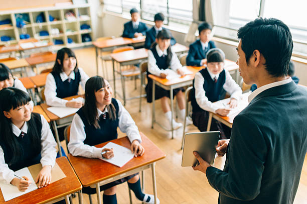 教師とデジタルタブレットを使用して、学生、日本の学校 - japanese culture asian ethnicity friendship computer ストックフォトと画像