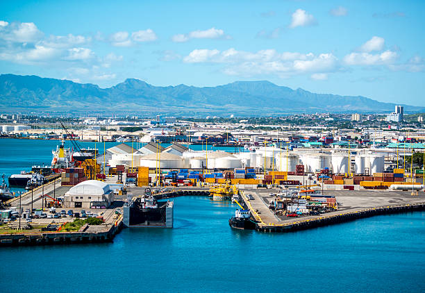 porto de honolulu, havaí, eua - harbor editorial industrial ship container ship imagens e fotografias de stock