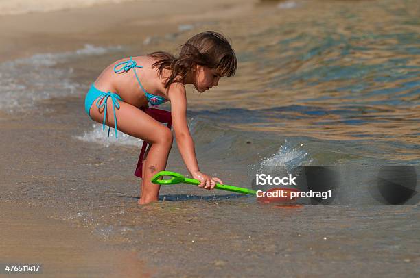 Kind Am Strand Stockfoto und mehr Bilder von Aktivitäten und Sport - Aktivitäten und Sport, Badebekleidung, Ein Mädchen allein