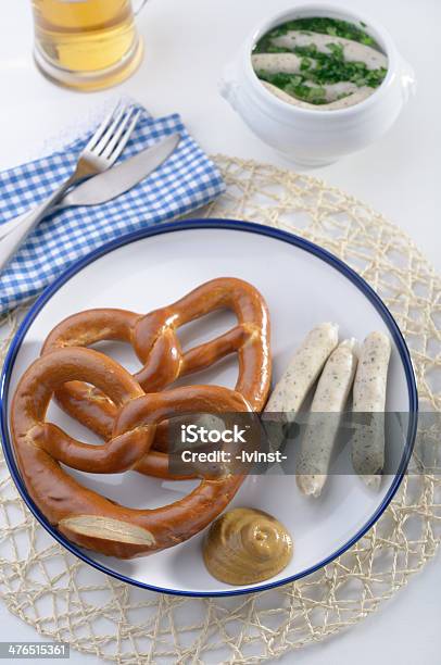 Photo libre de droit de Des Saucisses Bavaroises Et Nos Pretzels banque d'images et plus d'images libres de droit de Alcool - Alcool, Aliment, Assiette