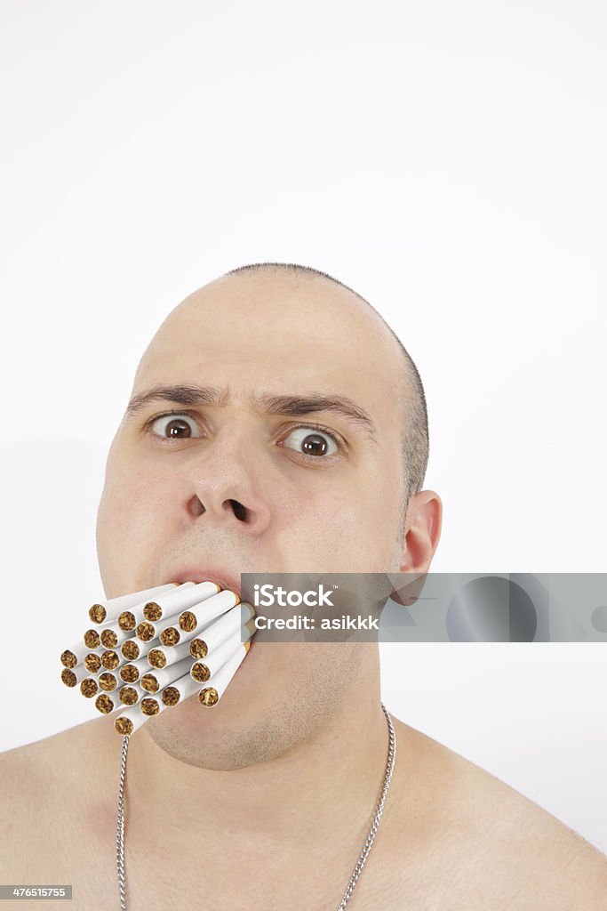 Человек с рту наполненный количество сигарет - Стоковые фото 30-39 лет роялти-фри