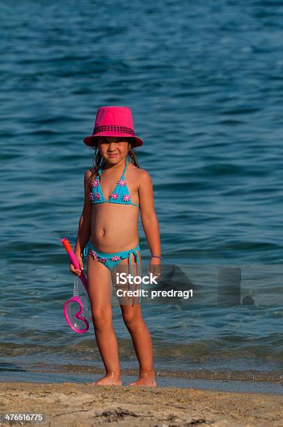 Kind Am Strand Stockfoto und mehr Bilder von Aktivitäten und Sport - Aktivitäten und Sport, Badebekleidung, Ein Mädchen allein