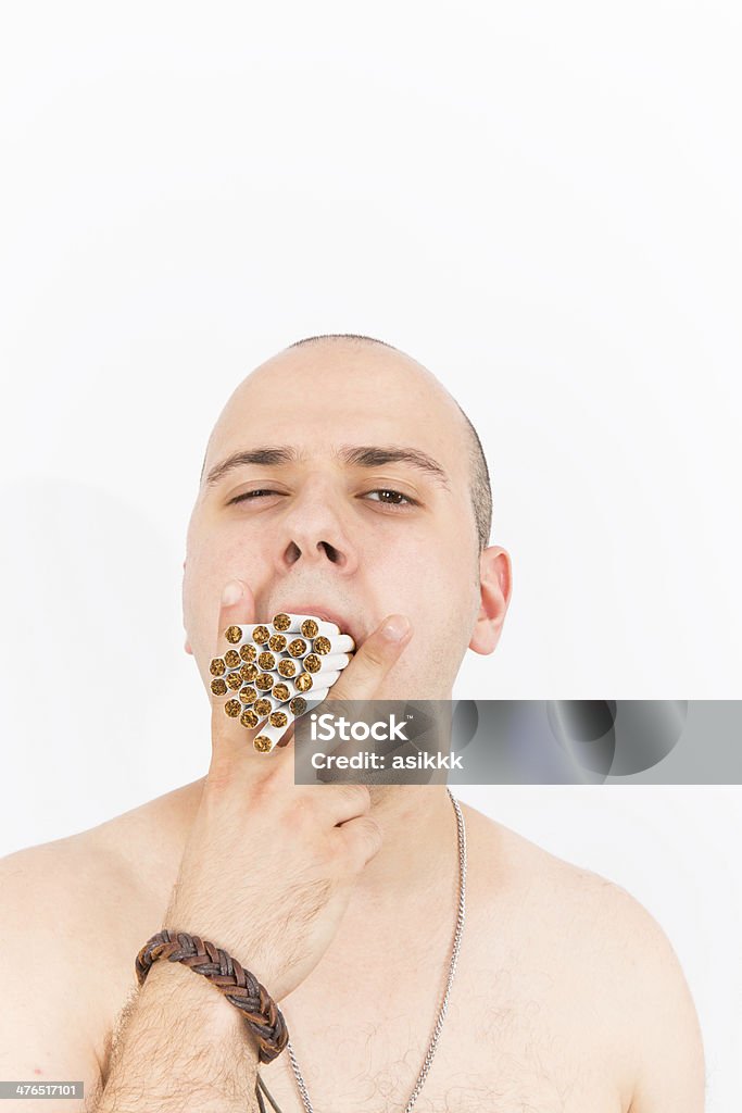 Hombre con un completo de muchos cigarrillos de la boca - Foto de stock de 30-39 años libre de derechos