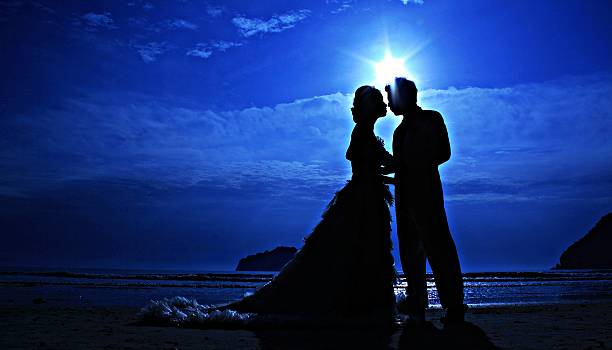 istock Silhouette couple love and romantic 476517787