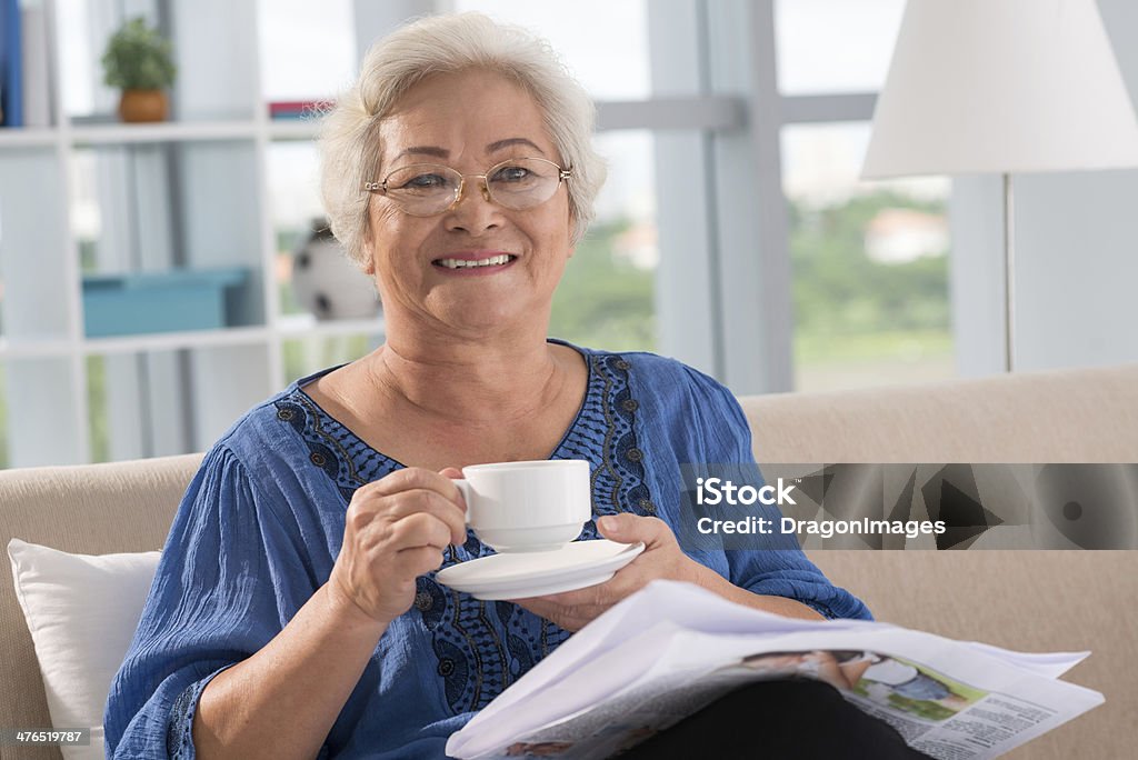 Femme à la maison - Photo de Troisième âge libre de droits