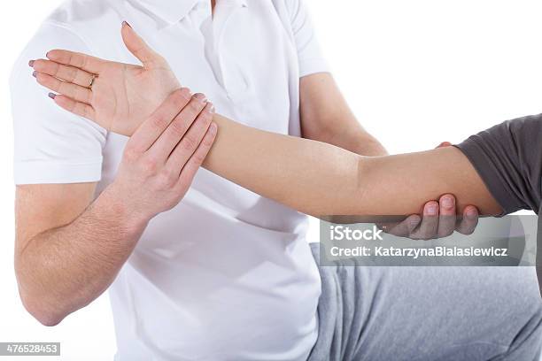 Physiotherapie Arzt Untersuchen Frau Und Ellenbogen Stockfoto und mehr Bilder von Alternative Behandlungsmethode