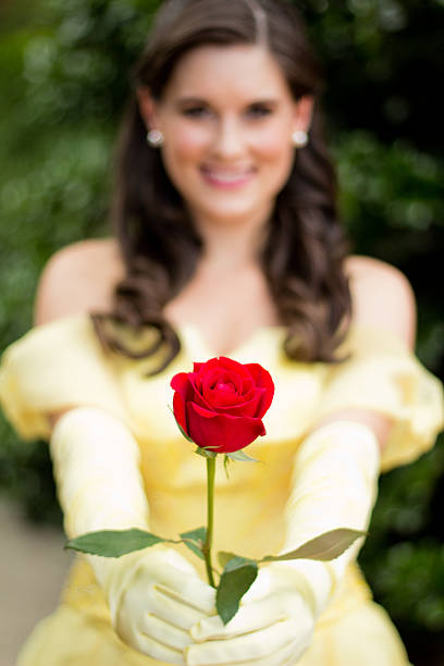 young brunette princess transferir un rosas rojas - southern belle fotografías e imágenes de stock