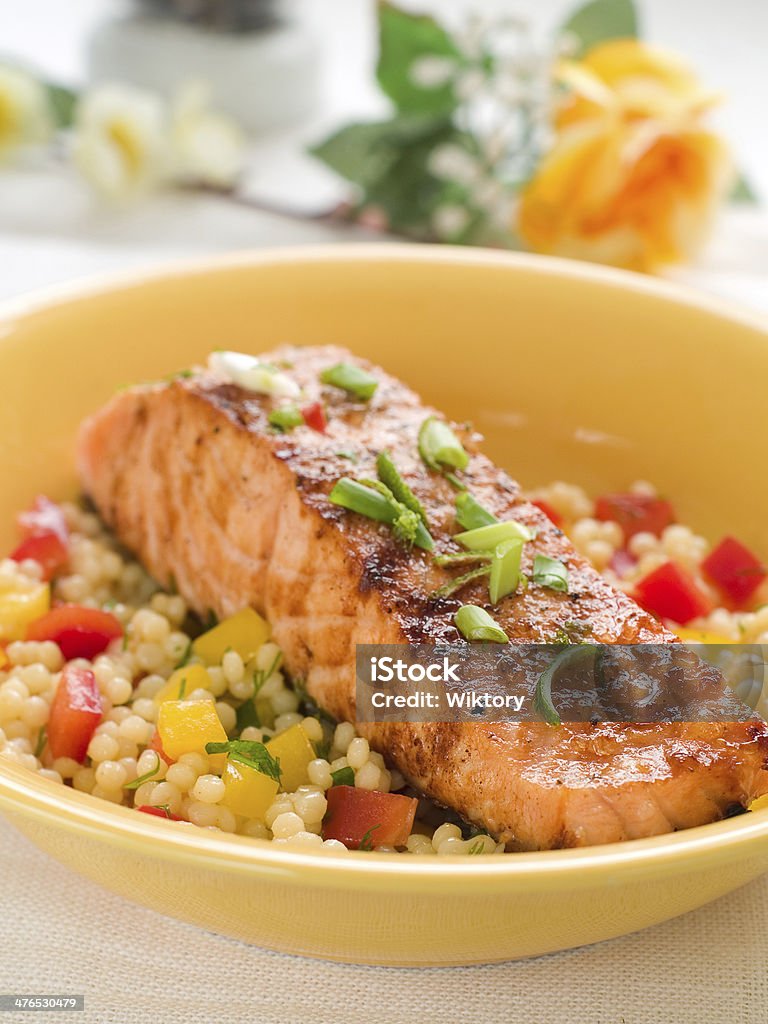 Salmón a la parrilla con cuscús - Foto de stock de Al horno libre de derechos