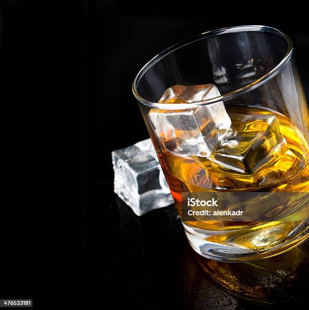 위스키 유리컵 0명에 대한 스톡 사진 및 기타 이미지 - 0명, 각얼음, 검은색