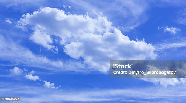 Nuvole Di Cielo - Fotografie stock e altre immagini di Ambientazione esterna - Ambientazione esterna, Blu, Brillante