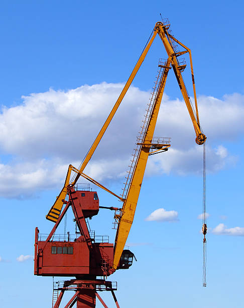 port crane contre ciel bleu - crane shipyard construction pulley photos et images de collection