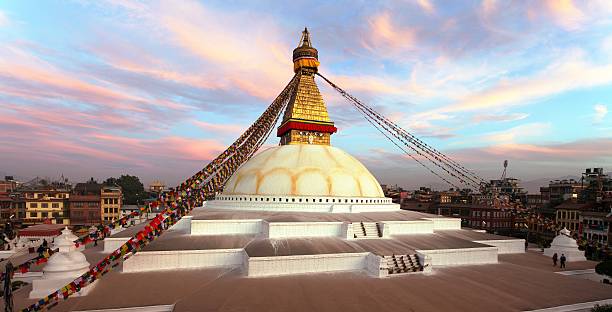 вечернее представление bodhnath ступа-катманду-непал - bodnath stupa kathmandu stupa flag стоковые фото и изображения