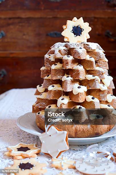 Милый Рождество Дерево Сюрпризом От Pandoro Итальянская — стоковые фотографии и другие картинки Пандоро