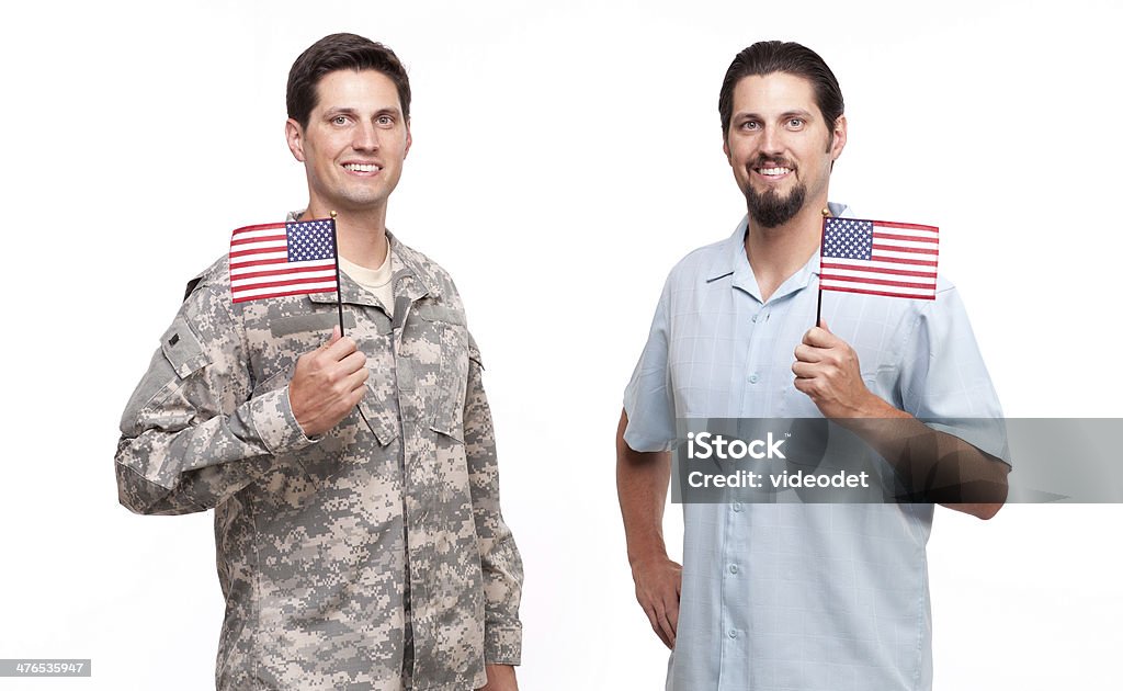 Retrato de hombre joven sosteniendo soldier y American flags - Foto de stock de Cultura estadounidense libre de derechos