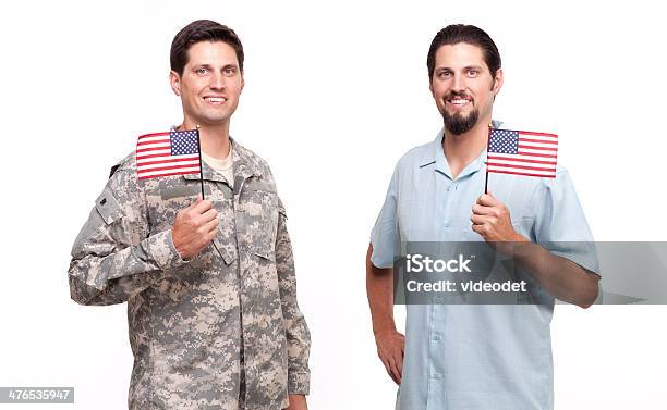 Retrato De Hombre Joven Sosteniendo Soldier Y American Flags Foto de stock y más banco de imágenes de Cultura estadounidense