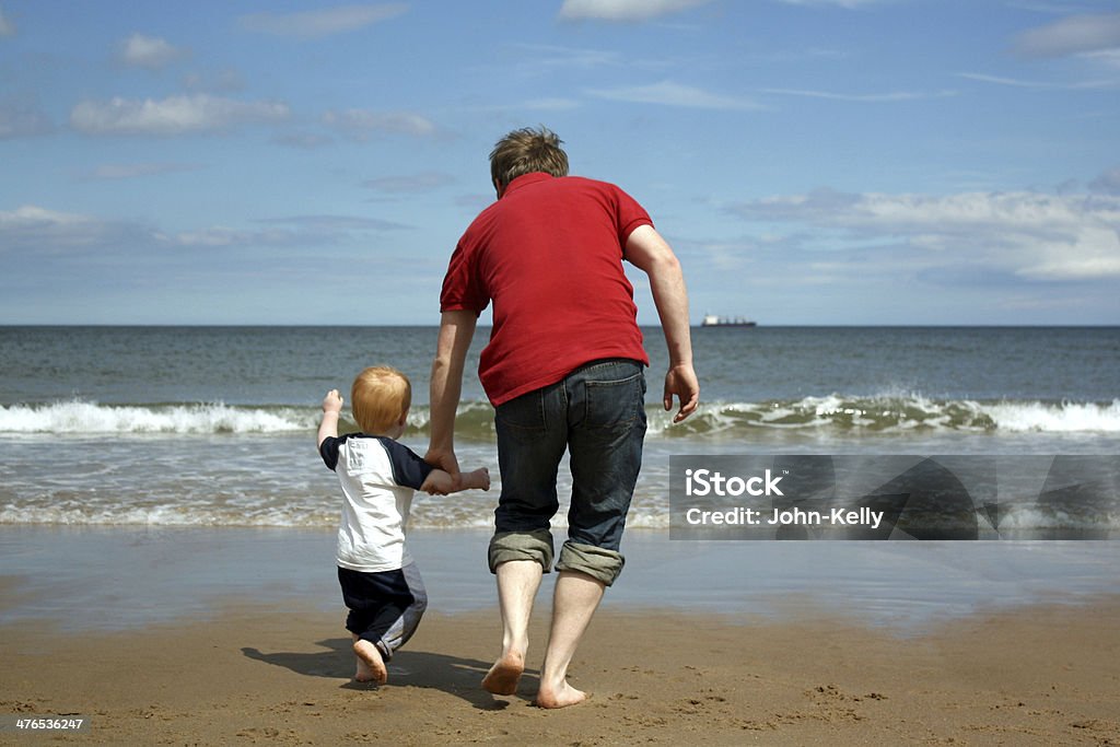 Père et fils sur la plage - Photo de 2-3 ans libre de droits