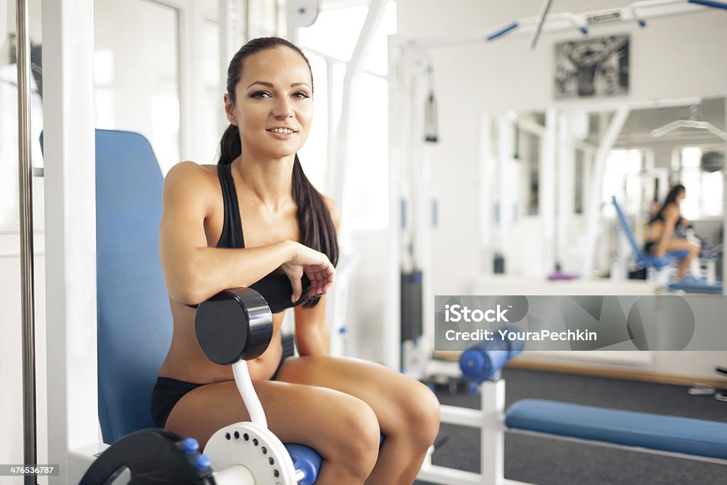 Donna nel fitness club - Foto stock royalty-free di 20-24 anni