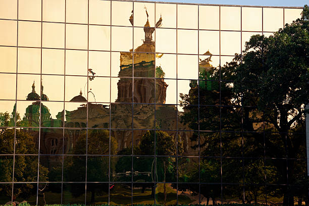 istock Des Moines, Iowa - State Capitol Building 476539295