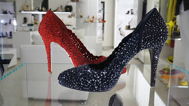 fenêtre chaussures shopping mode de luxe - stiletto pump shoe shoe high heels photos et images de collection