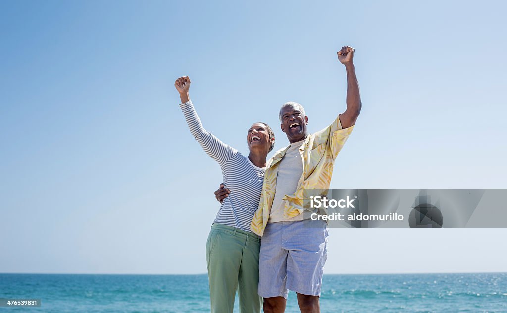 Feliz casal de idosos aumentar os braços - Foto de stock de Sucesso royalty-free