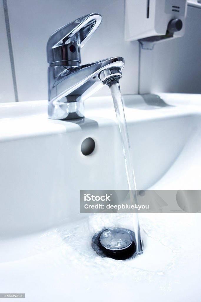 Con acqua di rubinetto del bagno - Foto stock royalty-free di Rubinetto