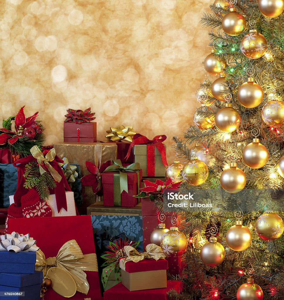 クリスマスツリーとギフト - お祝いのロイヤリティフリーストックフォト