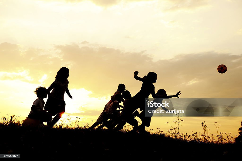 실루엣, 그룹 행복함 보그다 게임하기 on 메도, 해질녘까지, 전통적인 여름 이벤트입니다 - 로열티 프리 가을 스톡 사진