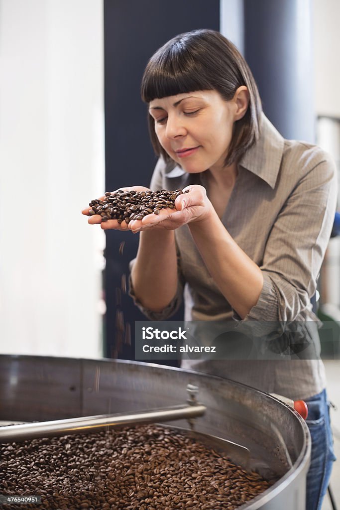 Petite entreprise propriétaire sentir du café fraîchement torréfié - Photo de Adulte libre de droits