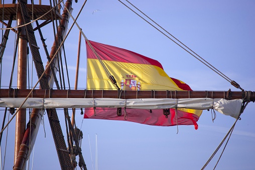 A curious sight to see the reconstruction of a former ship of the middle ages to undulate with the flag of a country, which icon was not in this epoch definitely
