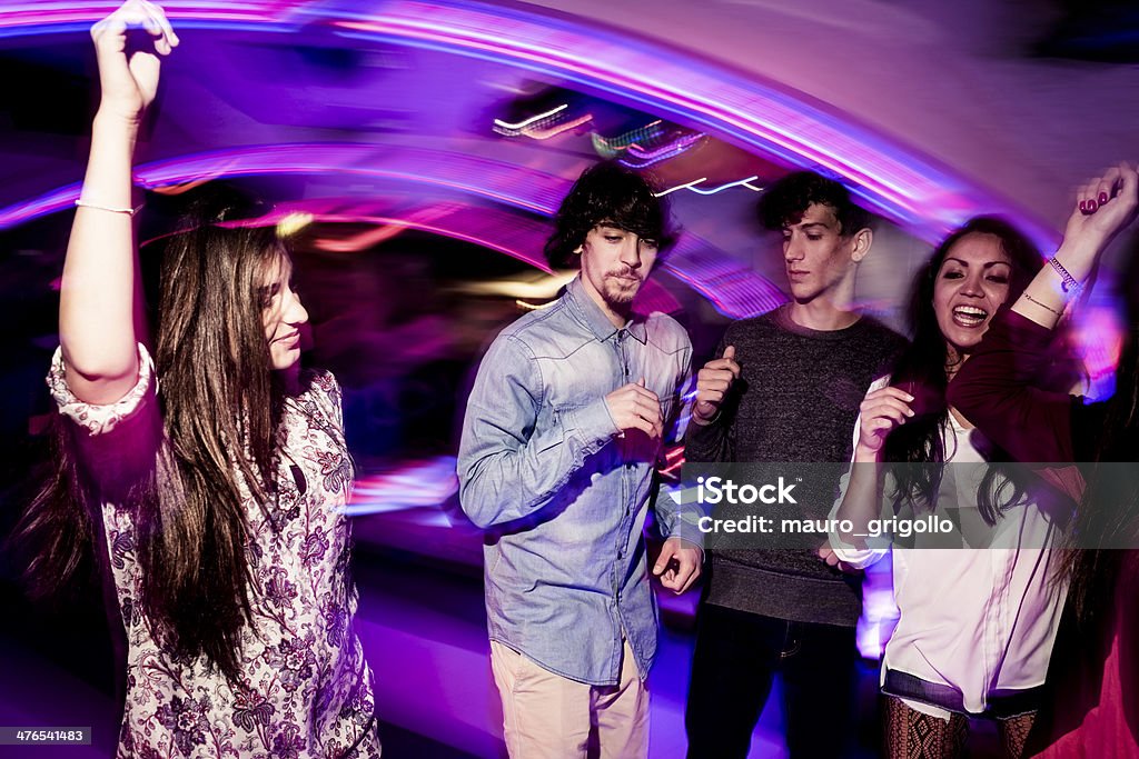 Felizes amigos, dançar na discoteca. - Royalty-free 18-19 Anos Foto de stock