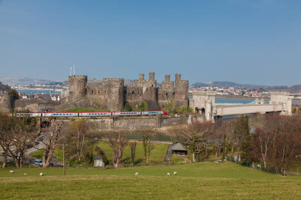 castelo de conwy e virgin trens voyager trem de passageiros - conwy castle train travel people traveling - fotografias e filmes do acervo