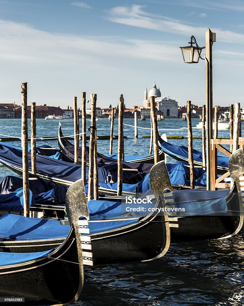 Estacionados gôndolas — Veneza, Itália - Foto de stock de Azul royalty-free