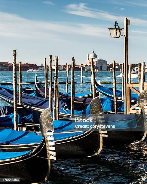 Foto de Estacionados Gôndolas Veneza Itália e mais fotos de stock de Azul - Azul, Cor Preta, Cultura Italiana