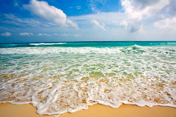 istock Waves on beautiful golden beach 476546273