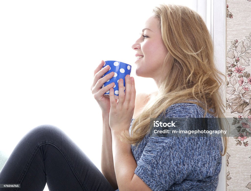 Отдохнуть с чашкой кофе в домашних условиях - Стоковые фото 20-29 лет роялти-фри
