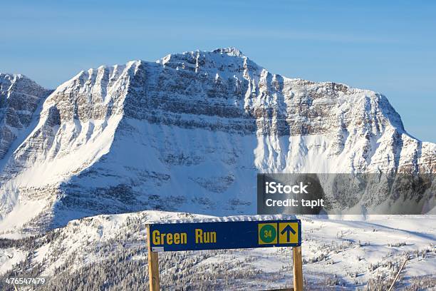 Foto de O The Monarch Com Placa De Corrida De Esqui e mais fotos de stock de Alberta - Alberta, Aventura, Azul