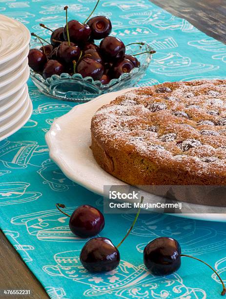 Bolo De Amêndoa Com Cereja Fresca Cherries - Fotografias de stock e mais imagens de Amontoar