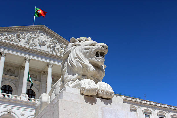 portoghese palazzo del parlamento, palácio da asembleia da república, lisbona, portogallo - statue history flag sculpture foto e immagini stock
