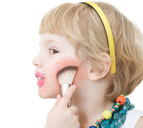 menina aplicando blusher - make up cosmetics make up brush brushing - fotografias e filmes do acervo
