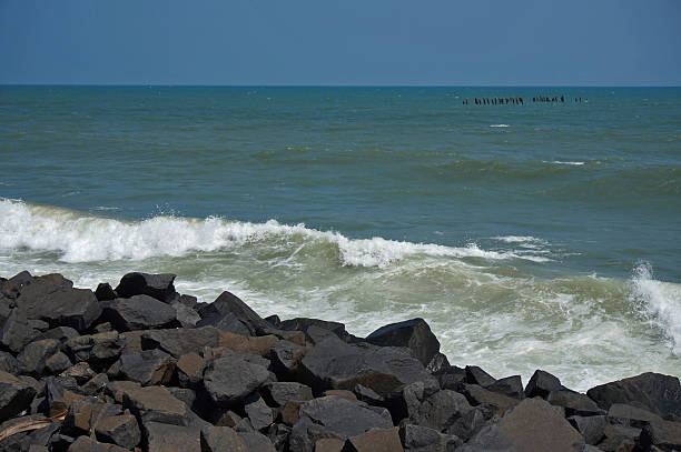 пондишери, индии, береговая линия, пляж, море, - pattern blue sea sand стоковые фото и изображения