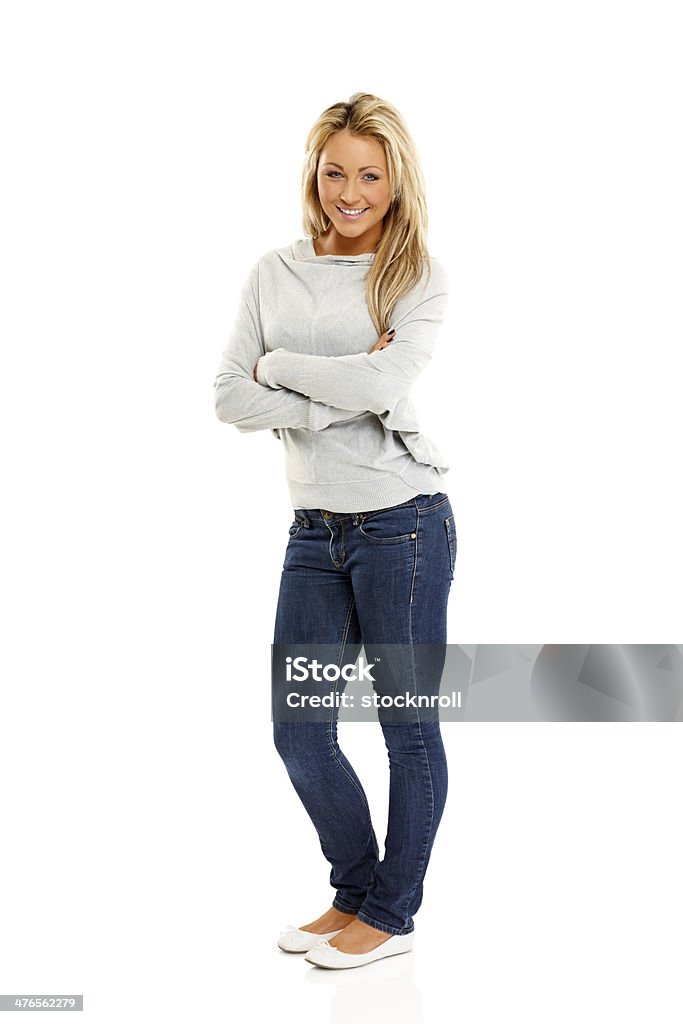 Красивая молодая женщина, стоя на белом - Стоковые фото 20-24 года роялти-фри