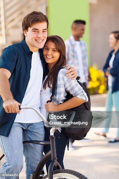 Coppia Da Adolescente - Fotografie stock e altre immagini di A quadri - A quadri, Abbigliamento casual, Abbracciare una persona