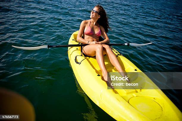 Chica En Kayak Foto de stock y más banco de imágenes de Actividades recreativas - Actividades recreativas, Actividades y técnicas de relajación, Adulto