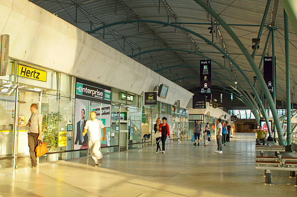 lille départs du terminal de l'eurostar - the hertz corporation photos et images de collection