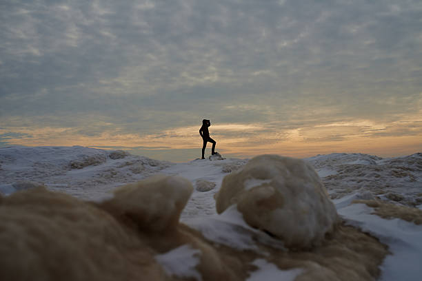 aventuras de inverno no crepúsculo - searching landscape sunset winter - fotografias e filmes do acervo