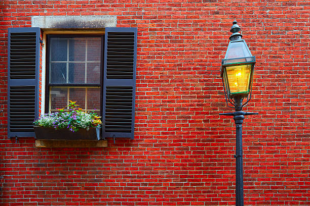 janela e luminária em boston post - house colonial style residential structure new england - fotografias e filmes do acervo