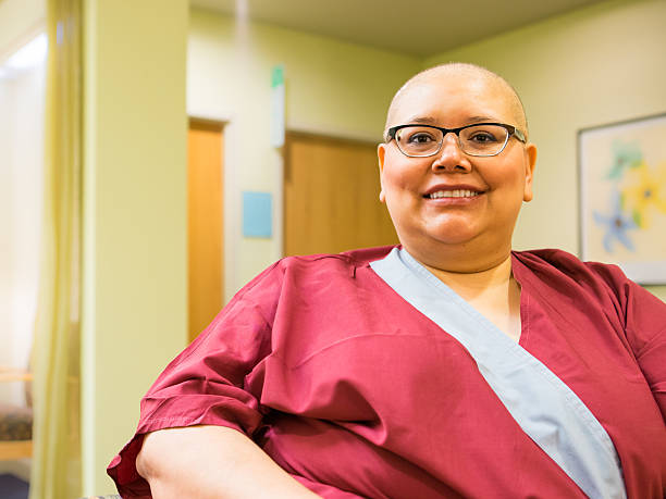 mulher usando vestido de aguardando cuidados médicos - preserverance - fotografias e filmes do acervo