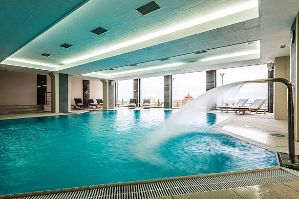 piscine de luxe dans un hôtel moderne - health spa swimming pool relaxation indoors photos et images de collection